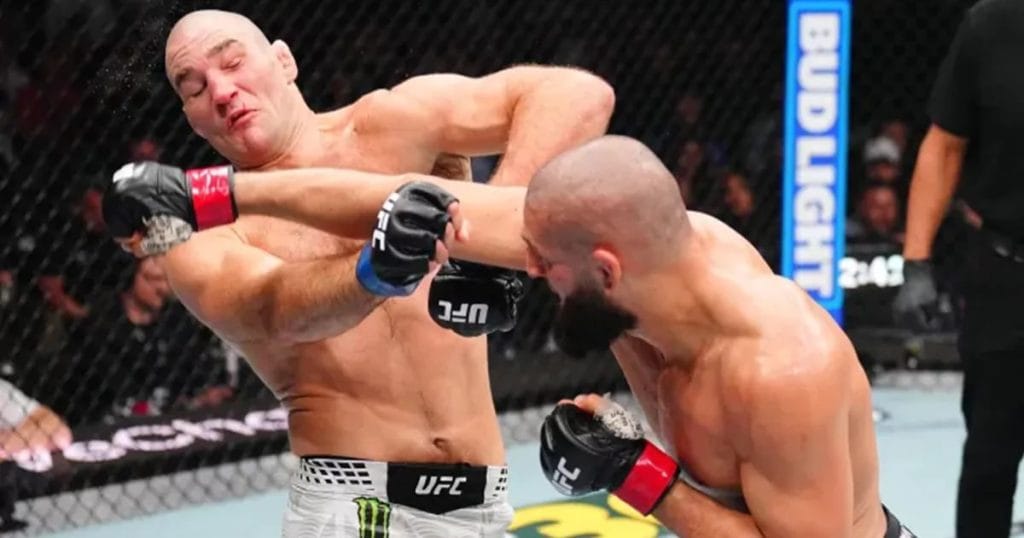 Daniel Cormier pointe l’erreur de Sean Strickland contre Khamzat Chimaev
