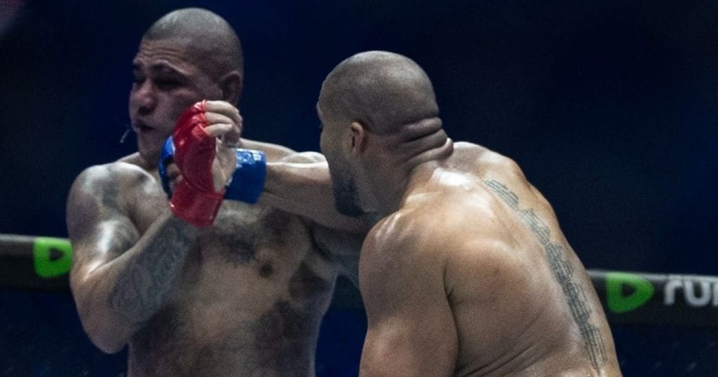 Ciryl Gane claque un énorme finish sur Alex Pereira à l'UFC Maison-Blanche et devient champion intérimaire !