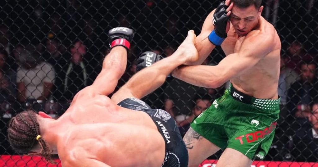 Rafael Fiziev réalise un énorme K.-O. par coup de pied retourné à l'UFC Bakou